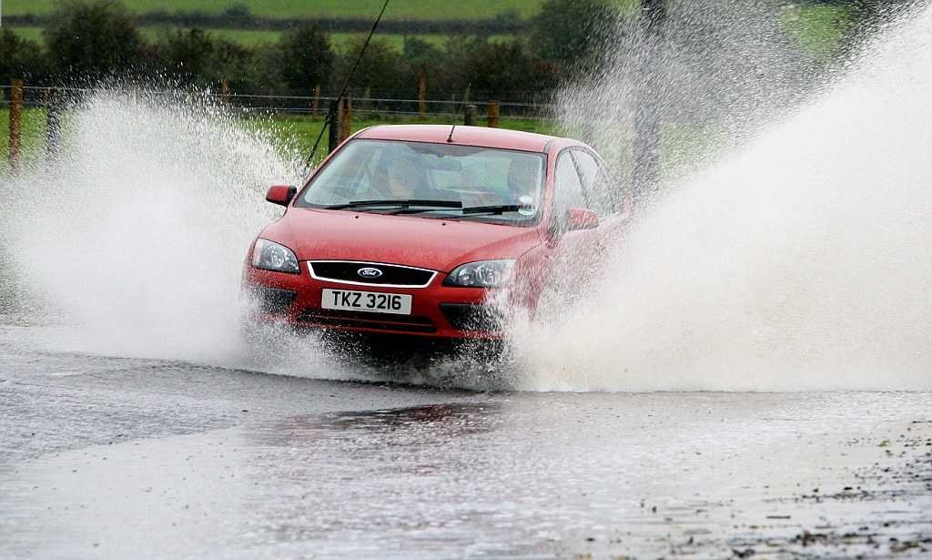 Советы по безопасному вождению в дождливых условиях: Управление аквапланированием и ограниченной видимостью